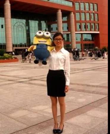 方钰妍,中共党员,2014年6月毕业于广东财经大学华商学院,在校期间是文学系对外汉语班的优秀学生干部,现以自由职业的身份从事对外汉语教育。在工作上,方钰妍坦言她的人生道路并不缺风雨,但唯有沉淀自己,才是最好的升华。