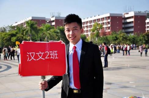 刘浩扬,中共党员,2015年6月毕业于广东财经大学华商学院文学系汉语言文学专业。在校期间,他学习成绩优异,在部门中担任学生干部,并且荣获各类奖项,现就职于广州市越秀区市场监督管理局。在工作与生活中,刘浩扬都坚持着自己最初的真心,用热情给自己的人生画卷增添了浓厚的一笔。